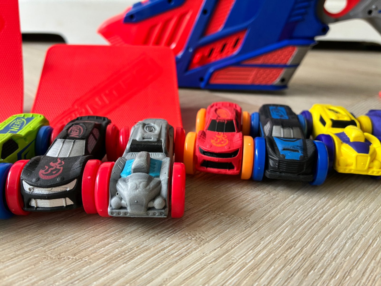 Compleet!! Nerf Nitro Blaster 9 auto's + accessoires ZGAN, Kinderen en Baby's, Ophalen of Verzenden, Zo goed als nieuw