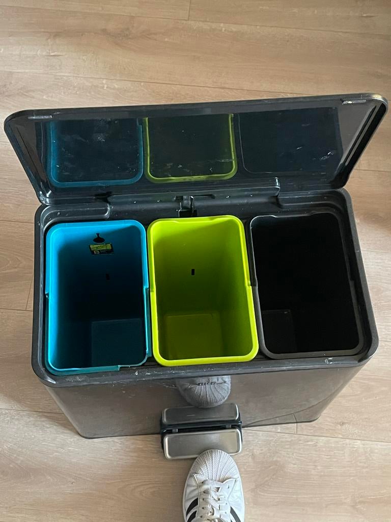 Prullenbak met 3 vakken, 45L totaal, Huis en Inrichting, Woonaccessoires | Prullenbakken, Kunststof, Gebruikt, Met pedaal, 50 tot 75 cm