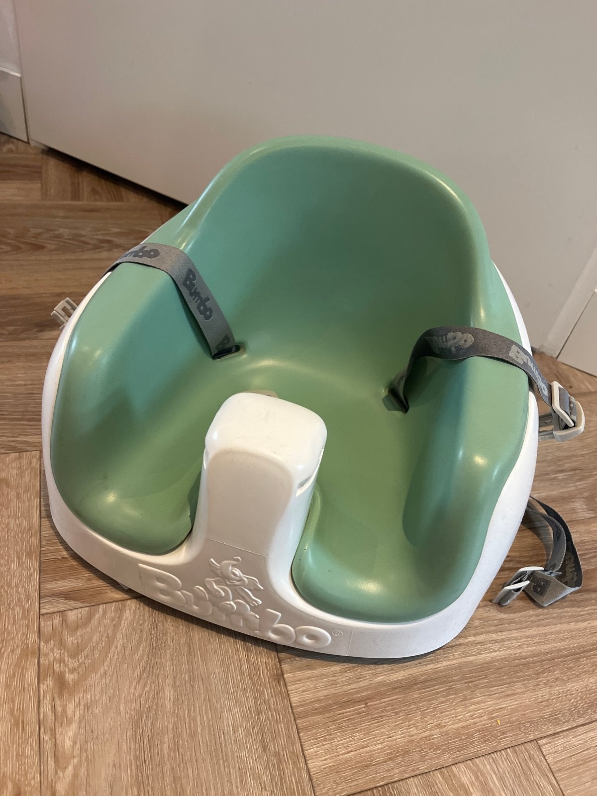 Bumbo Babyzitje met eetblad - Groen/Wit, Kinderen en Baby's, Kinderstoelen, Ophalen, Gebruikt, Overige typen, Gordel(s)