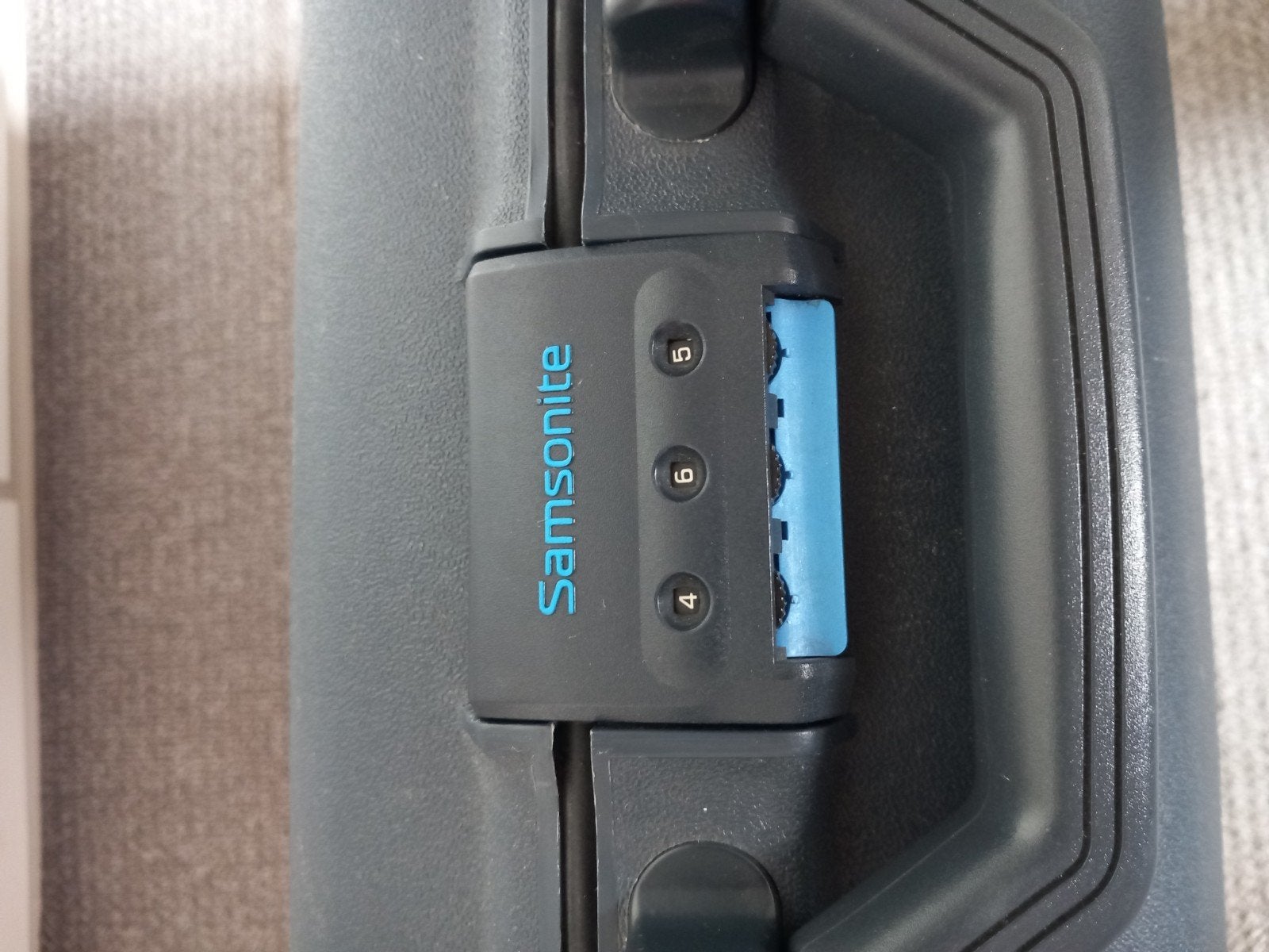 Samsonite koffer met handvat en cijferslot, Motoren, Ophalen