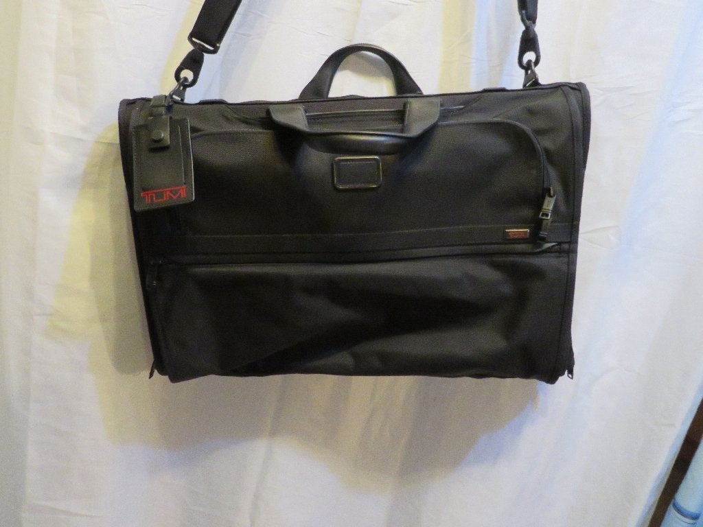 Tumi Alpha garment  trifold   carry on black kledinghoes, 30 cm of meer, Gebruikt, Zwart, Minder dan 35 cm