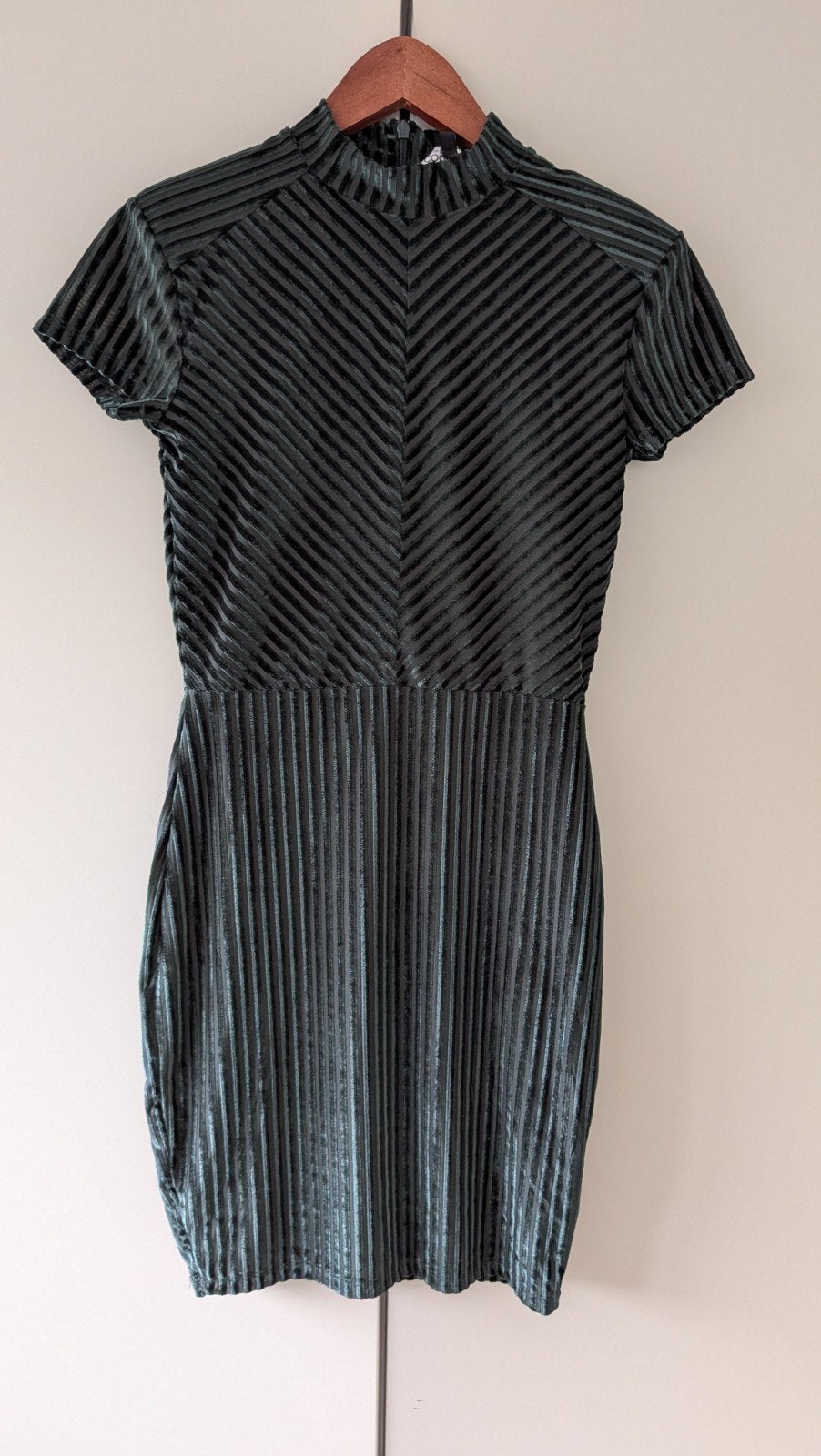 Prachtig getailleerd jurkje van CoolCat, XS donkergroen, Kleding | Dames, Jumpsuits, Gedragen, Maat 34 (XS) of kleiner, Groen