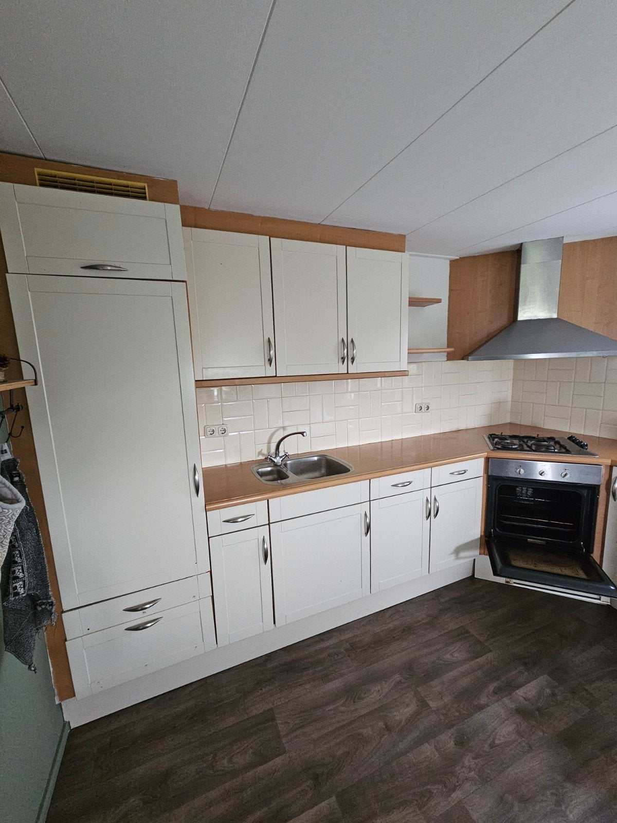 Gratis keuken uit 2000 inclusief apparatuur, Huis en Inrichting, Keuken | Complete keukens, Ophalen, Gebruikt, Wit, Hoekkeuken