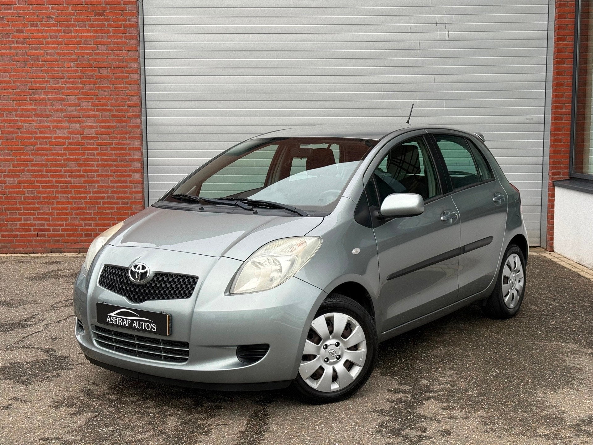 Toyota Yaris 1.3 VVTi Sol| AIRCO| NAP| NEW APK|TREKHAAK, Voorwielaandrijving, Stof, 40 €/maand, Zwart