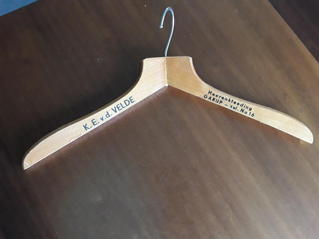 K.v.d. Velde Garijp / herenkleding / kleerhanger hout, Verzamelen, Verzenden, Gebruikt