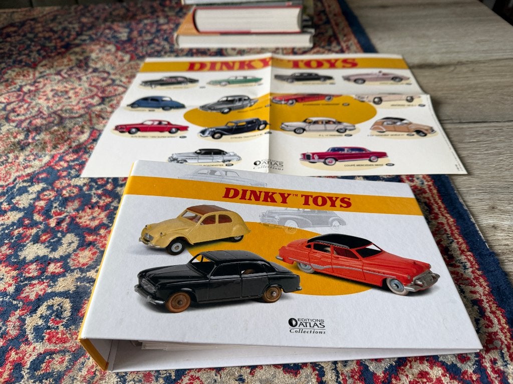 Map met 22 beschrijvingen van Dinky Toys., Ophalen of Verzenden, Zo goed als nieuw, Auto, Dinky Toys