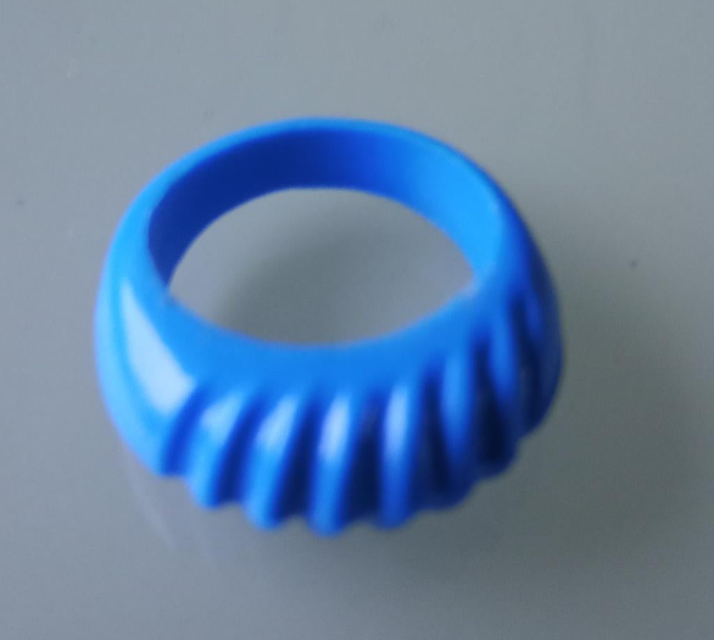 2x ring  lichtblauw en zwart p.st. 0,25, Ophalen of Verzenden, 17 tot 18, Blauw, Dame