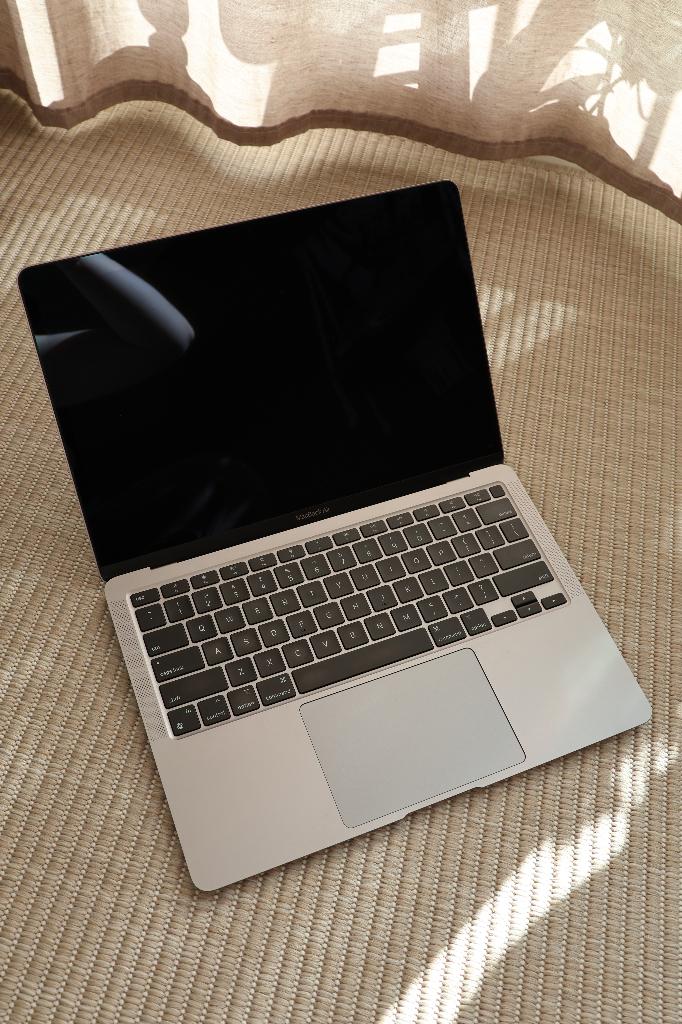 Apple Macbook M1 (2020), 8GB/256GB, silver, Ophalen, 256 GB, 8 GB, 13 inch