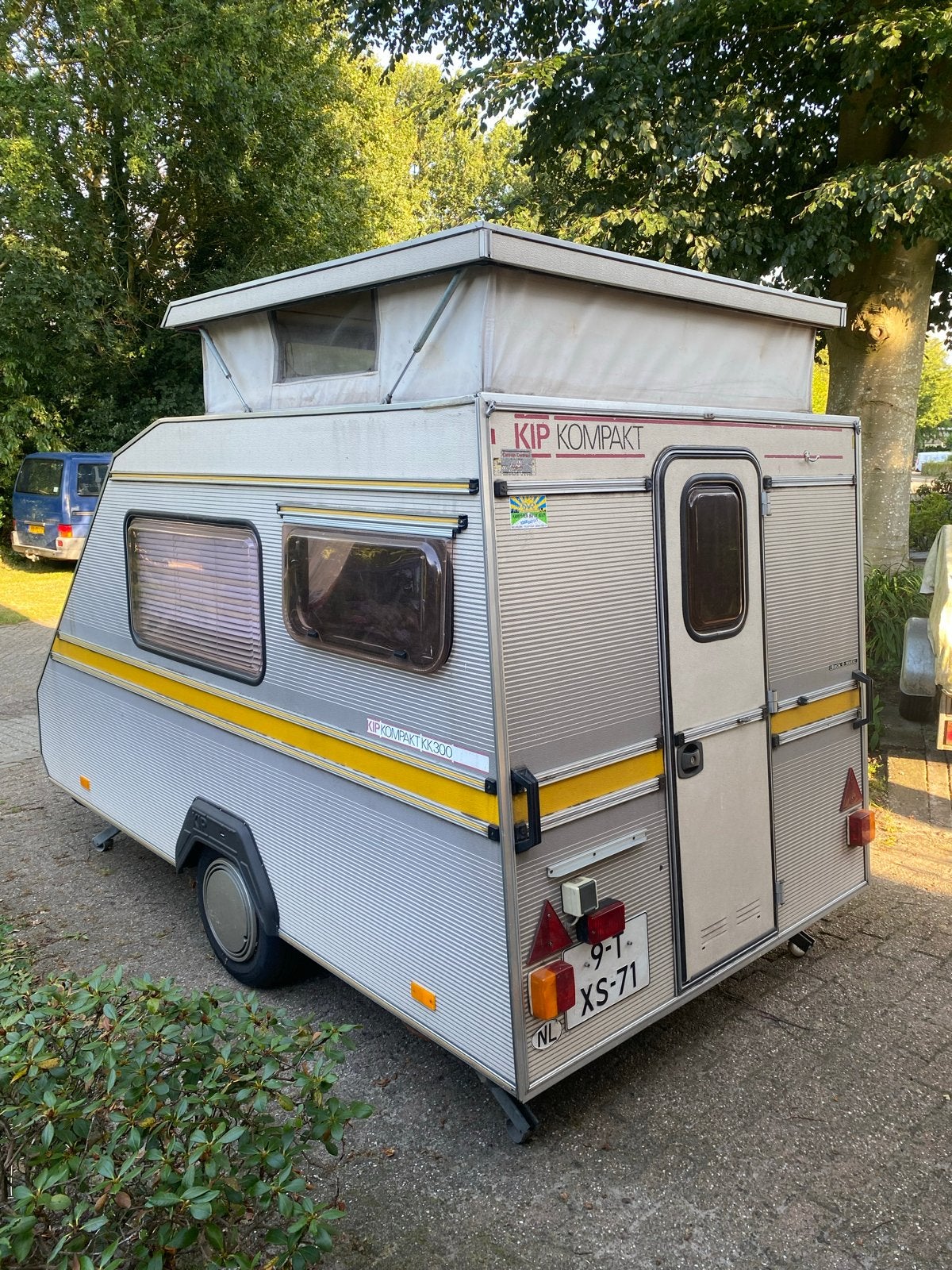 Kip Kompakt caravan uit 1985 met achterluifel, Caravans en Kamperen, Caravans, Kip, Kleine zit, Luifel, Tot 4 meter