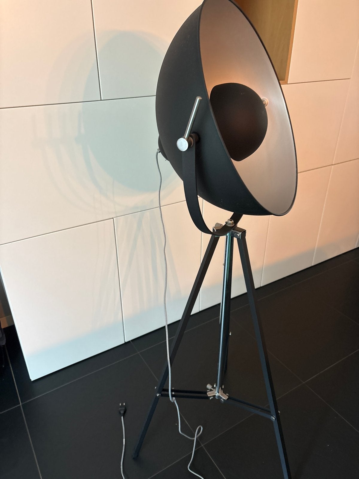 Moderne zwarte vloerlamp met driepoot statief, Huis en Inrichting, Ophalen, Gebruikt, 100 tot 150 cm, E27 (groot)