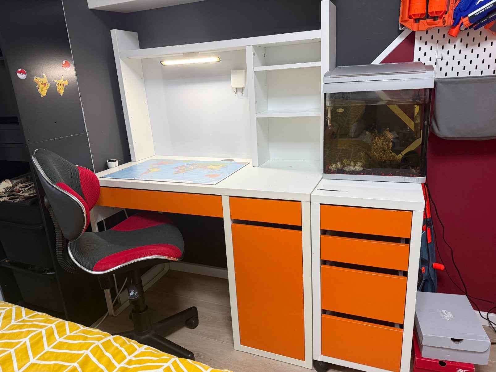 Kinderbureau Micke met lamp + bureaustoel, Ophalen, Gebruikt