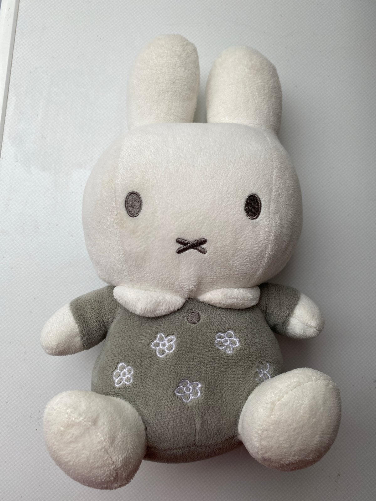 Nijntje knuffel in grijs pakje met bloemetjes, Gebruikt, Overige merken, Konijn, Nijntje