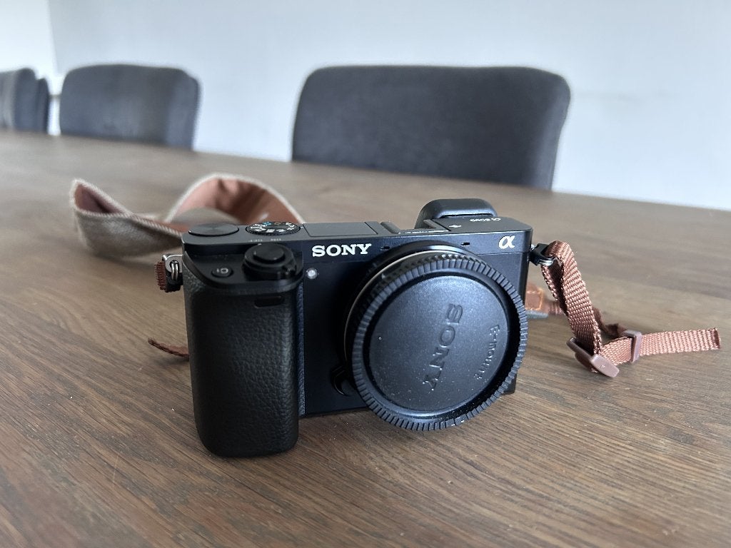 Sony A6000 + Sony 4/18-105mm lens, Audio, Tv en Foto, Fotocamera's Digitaal, Ophalen, Gebruikt, Kantelbaar/draaibaar scherm, Systeemcamera