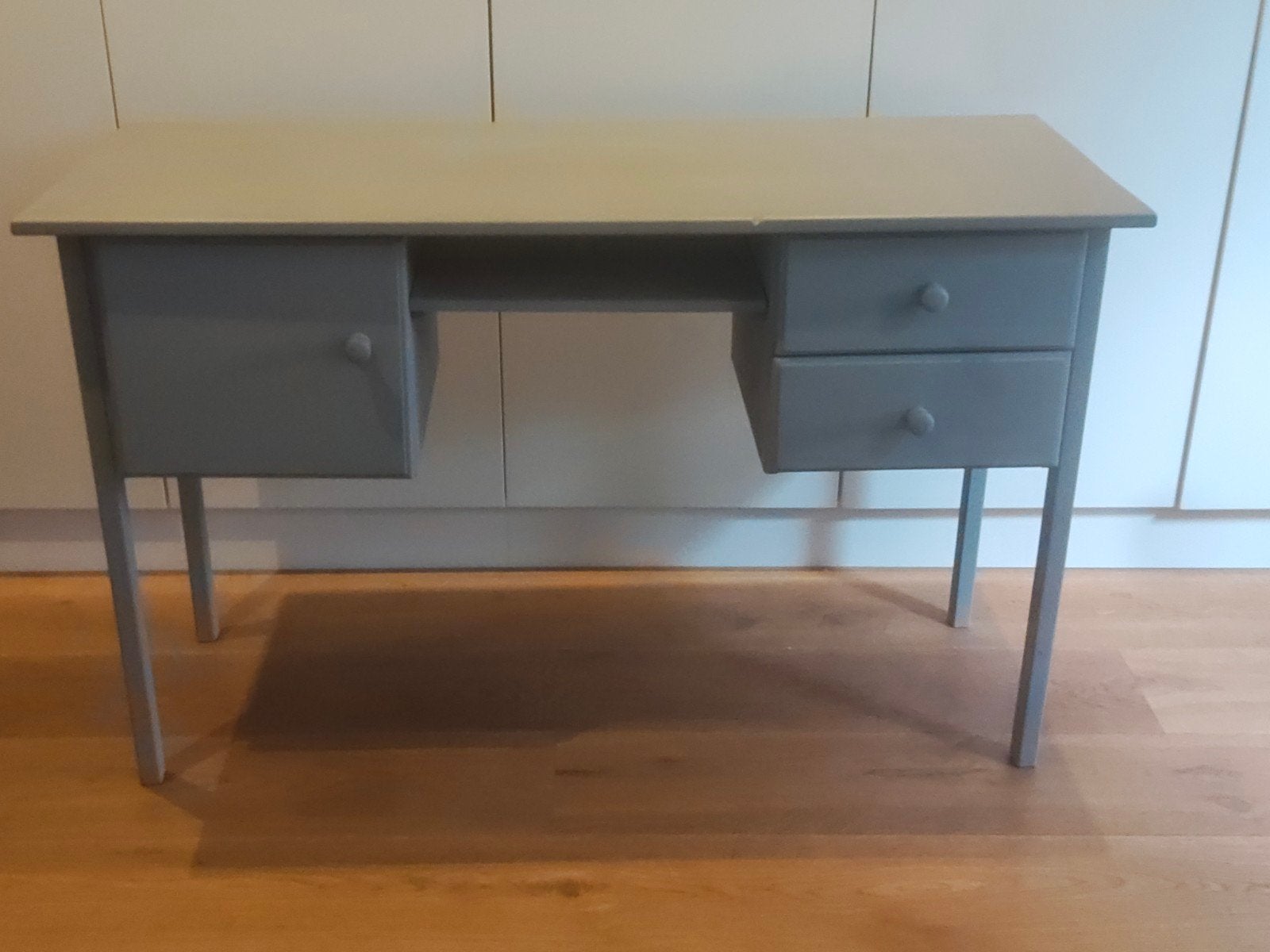 Vintage kinderbureau met lades en opbergruimte - Grijs, Gebruikt, Hout, Vintage, Ophalen of Verzenden