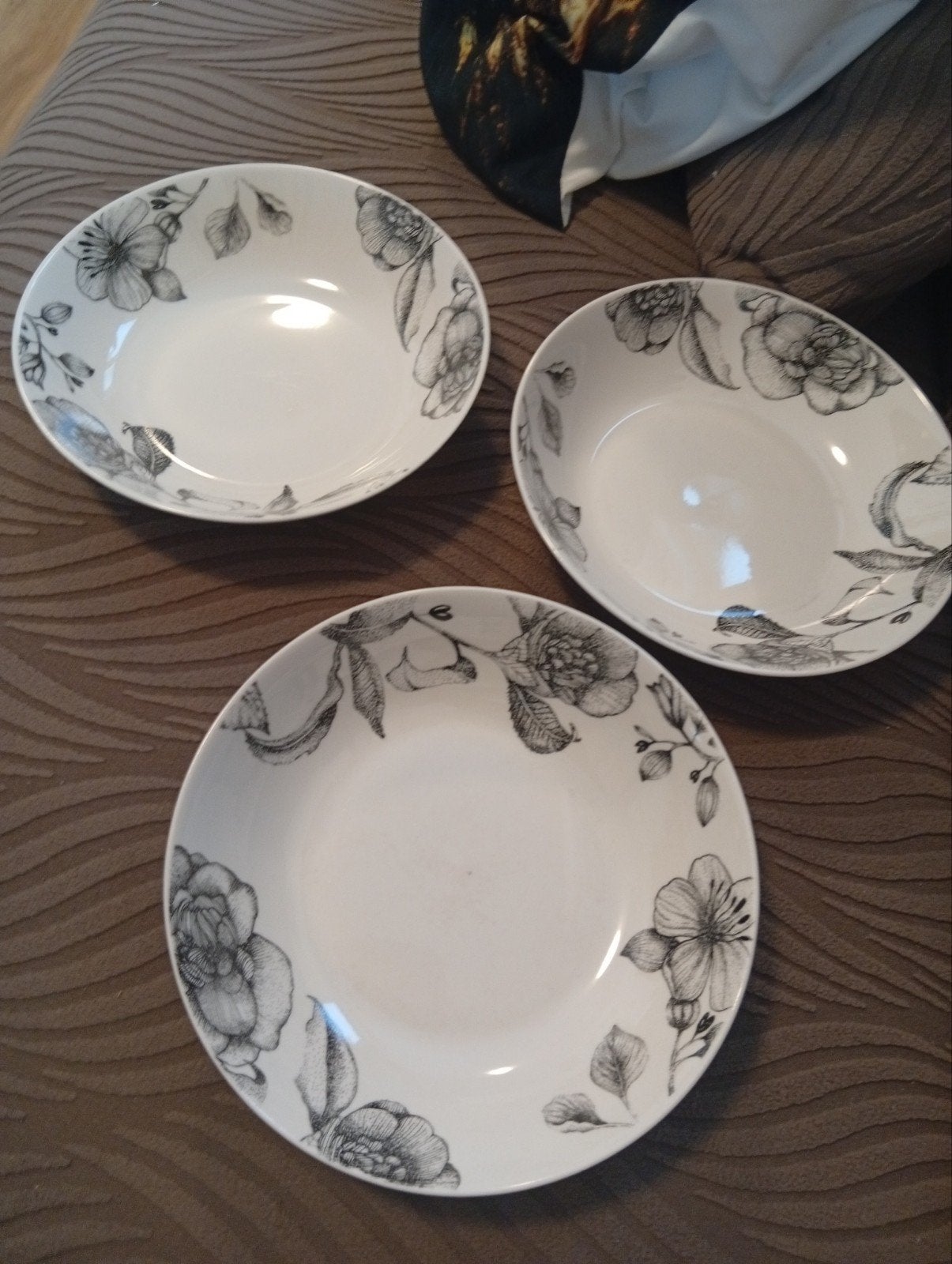 3x Okyama kommen/diepe borden met bloemmotief, Ophalen, Gebruikt, Overige merken, Keramiek