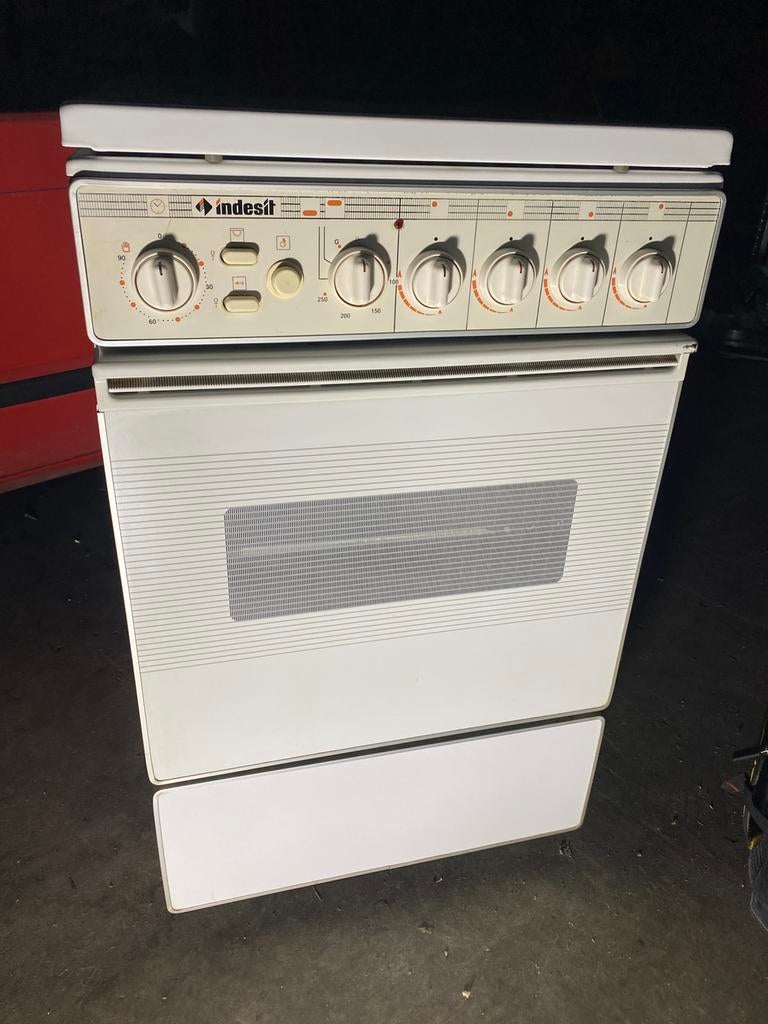 Indesit fornuis z.g.a.n. !, Ophalen, 4 kookzones, Zo goed als nieuw, Gas