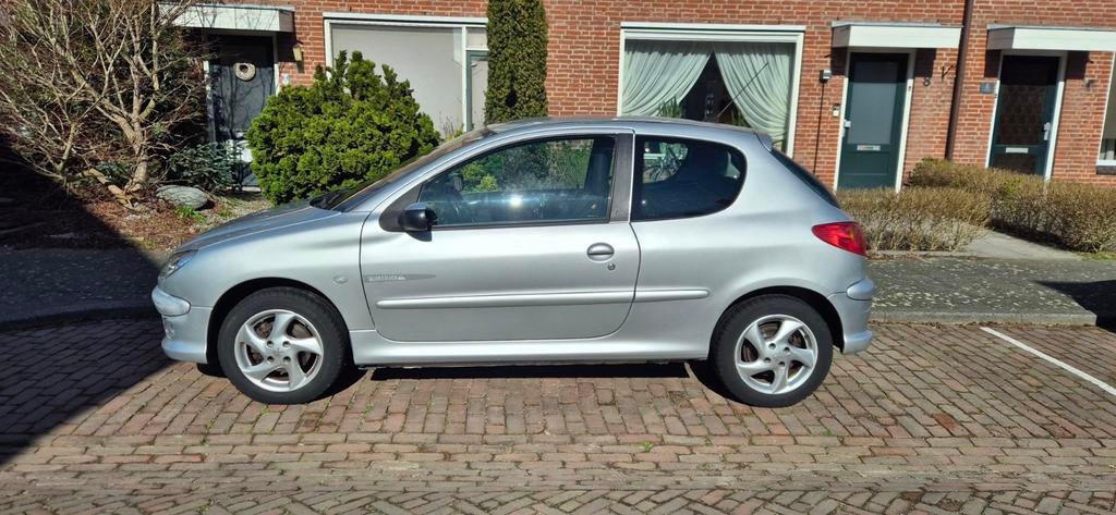 Peugeot 206 1.6 16V Quiksilver 2003 Grijs, Auto's, Peugeot, Voorwielaandrijving, 15 km/l, 40 €/maand, Alcantara
