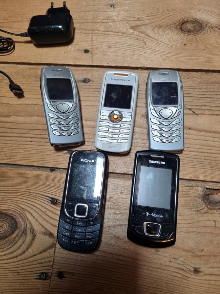 Oude mobiele telefoons voor reparatie: Nokia, Sony, Samsung, Telecommunicatie, Mobiele telefoons | Overige merken, Ophalen of Verzenden