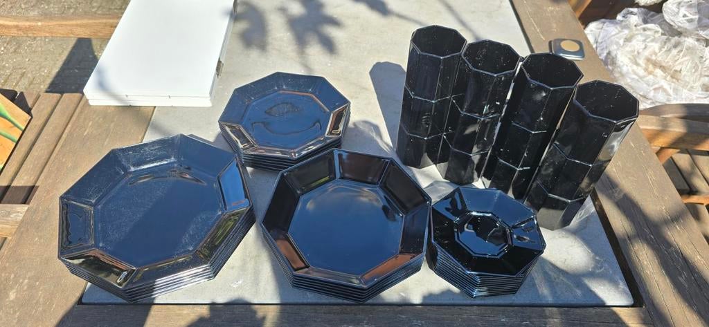 Zwart achthoekig servies - borden en glazen, Huis en Inrichting, Keuken | Servies, Ophalen, Gebruikt, Overige stijlen, Bord(en)