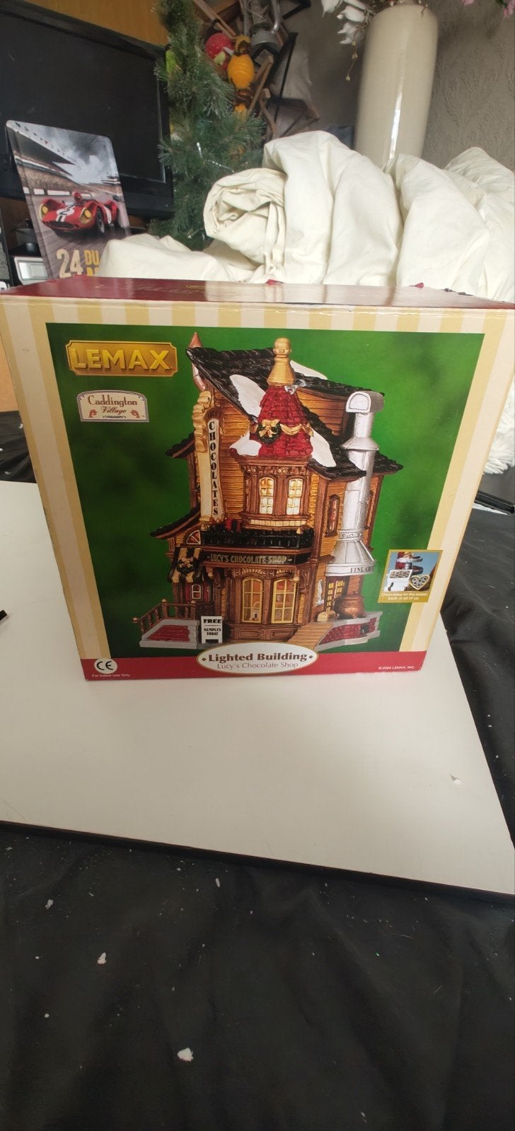 Lemax Lucy's Chocolate Shop met verlichting, Diversen, Kerst, Ophalen of Verzenden, Zo goed als nieuw