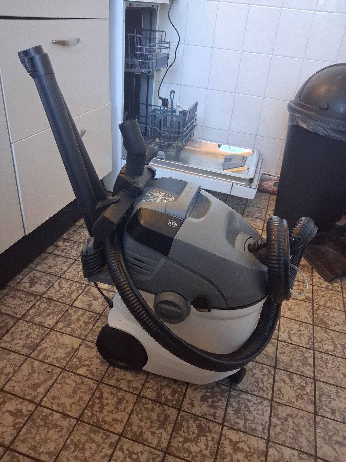 Kärcher SE 6100 Tapijtreiniger - Zo goed als nieuw, Doe-het-zelf en Verbouw, Reinigingsmachines, Ophalen of Verzenden, Zo goed als nieuw