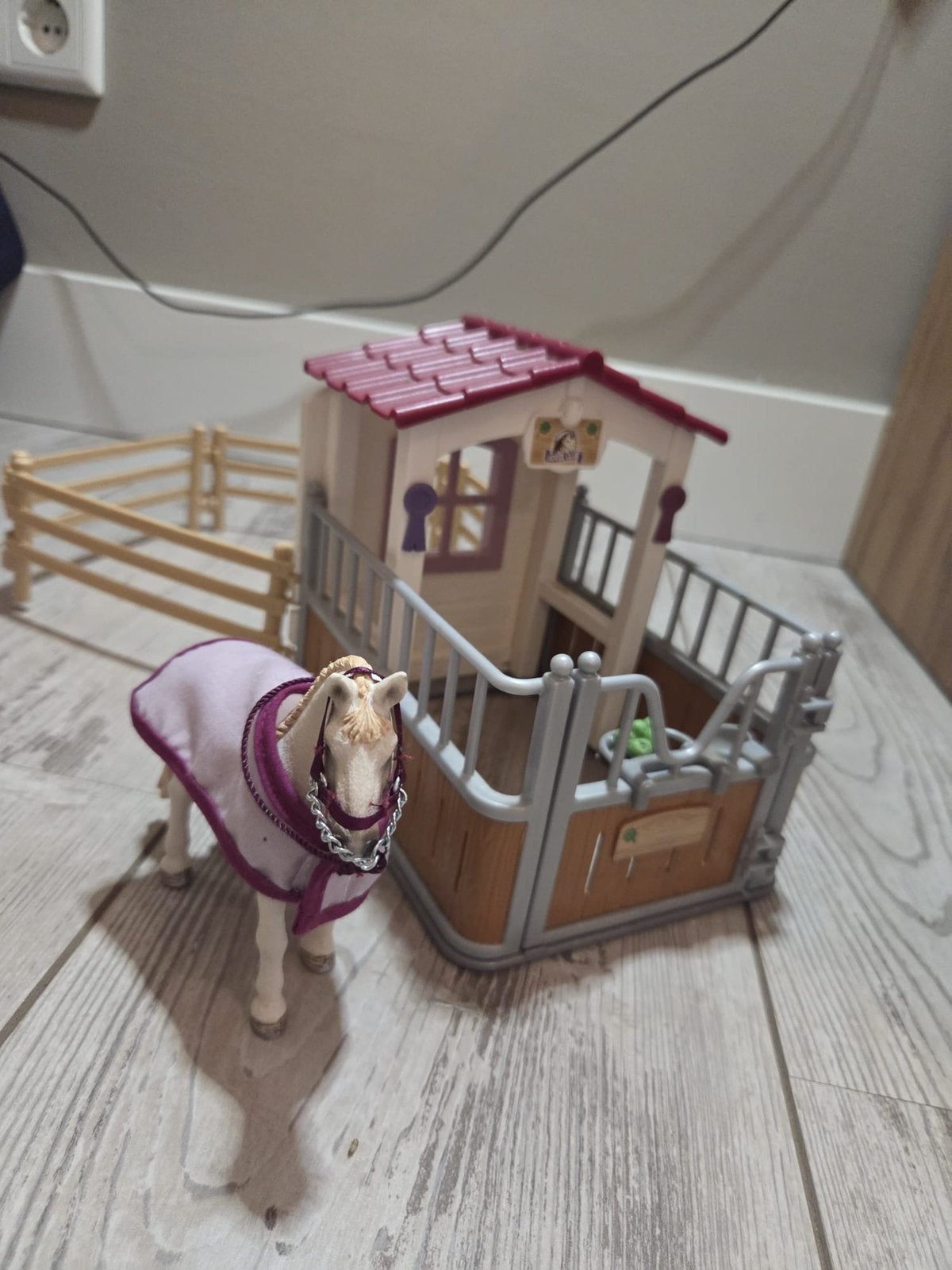 Schleich stal met paard, Ophalen of Verzenden, Zo goed als nieuw