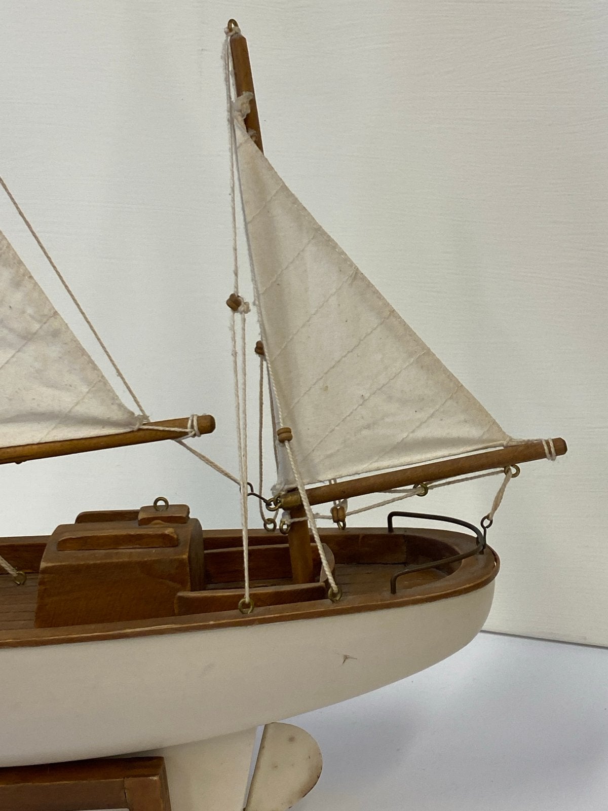 Decoratief zeilbootje van hout met katoenen zeilen, Ophalen, Gebruikt