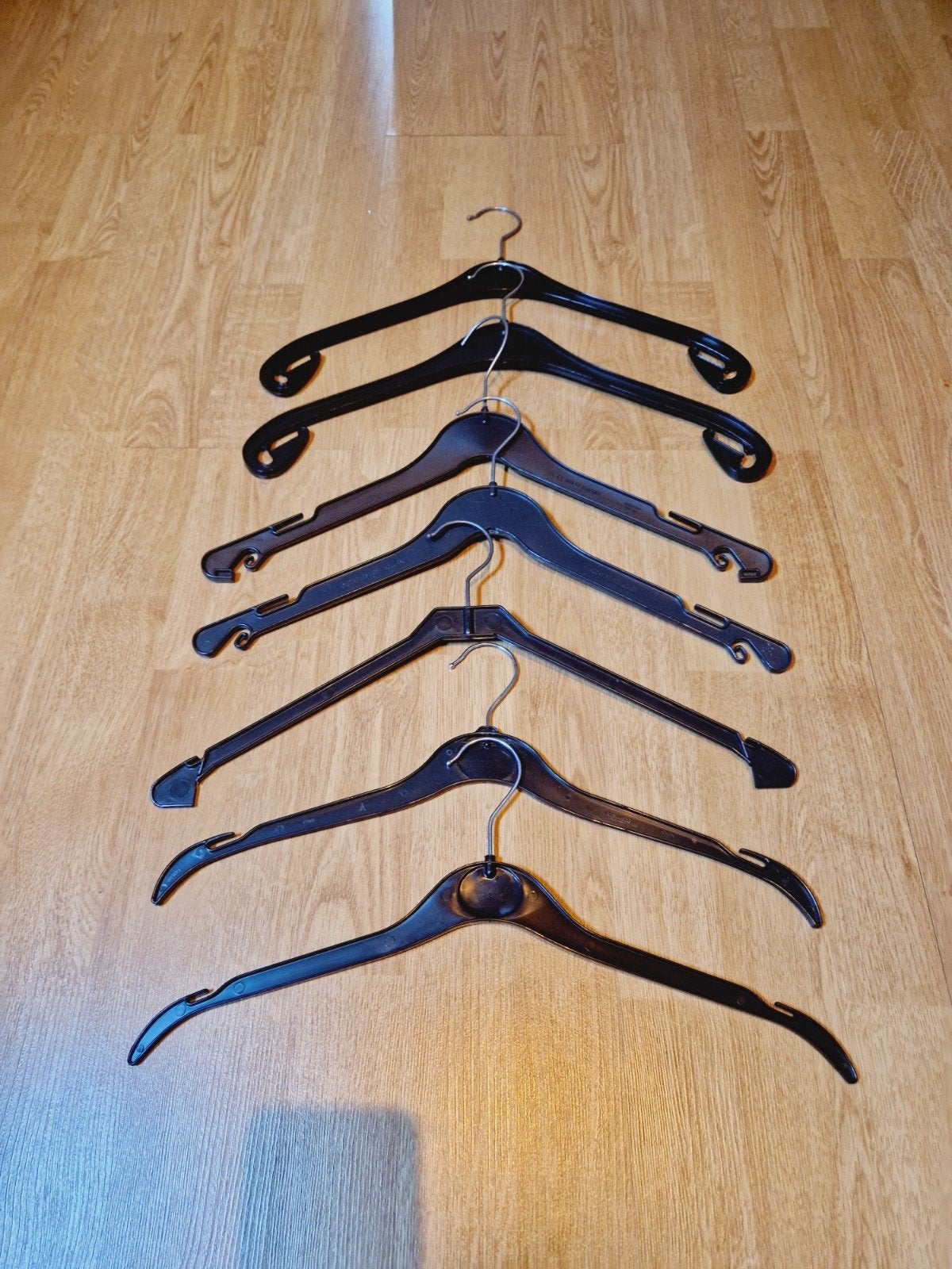 7 zwarte kunstof kledinghangers, Ophalen of Verzenden, Zo goed als nieuw, Kunststof, Kinderen en Volwassenen