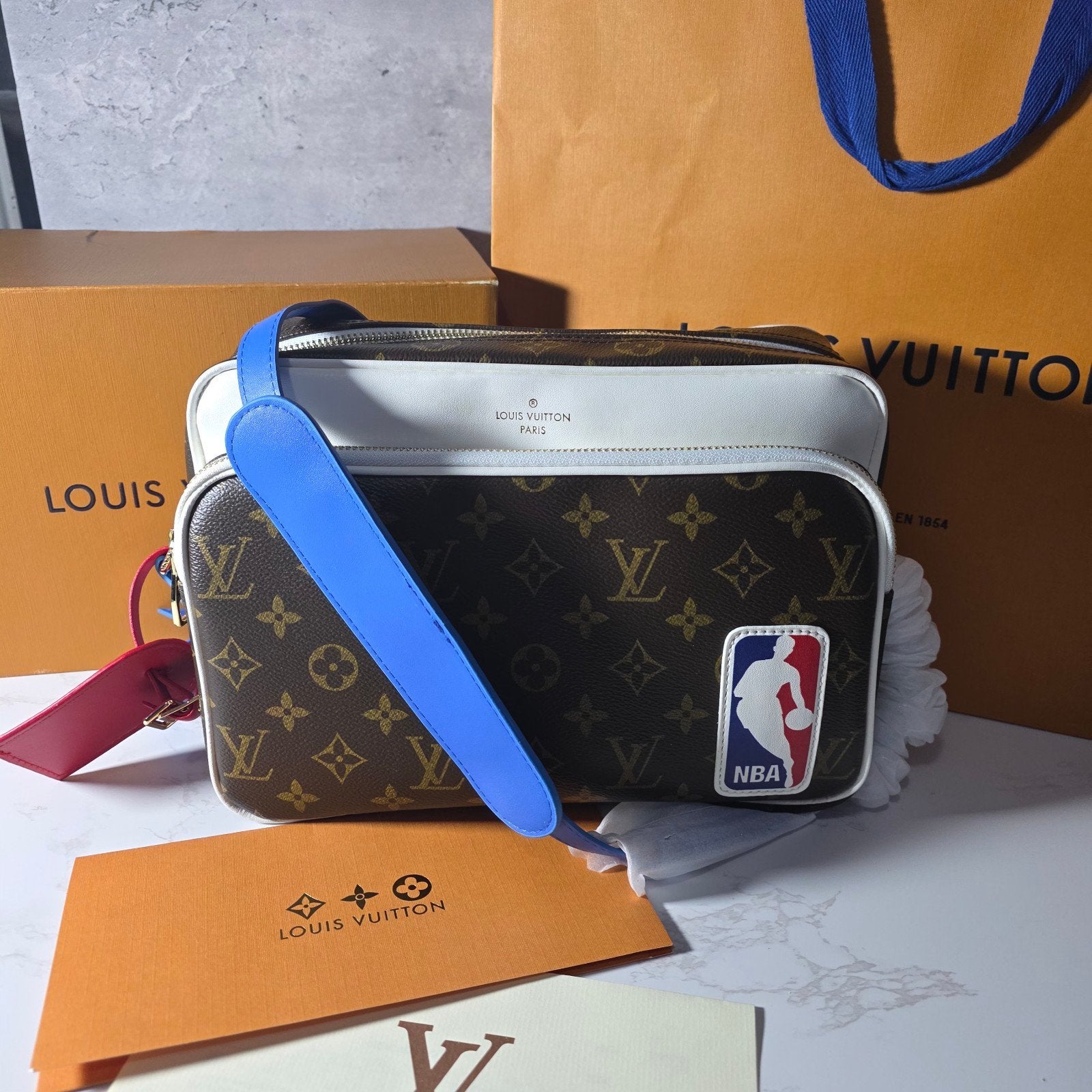 NBA Nil Designer Messenger Bag Monogram + Doos en Winkeltas, Ophalen of Verzenden, Nieuw, Zwart, Overige merken