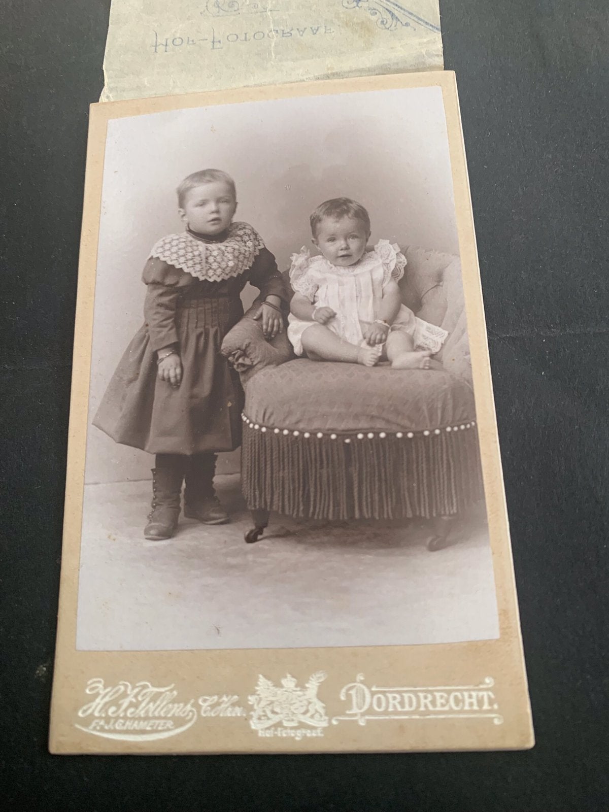 cdv carte de visite 2 meisjes Dordrecht H J Tollens C H zn, Verzamelen, Foto's en Prenten, Verzenden, Foto, Zo goed als nieuw