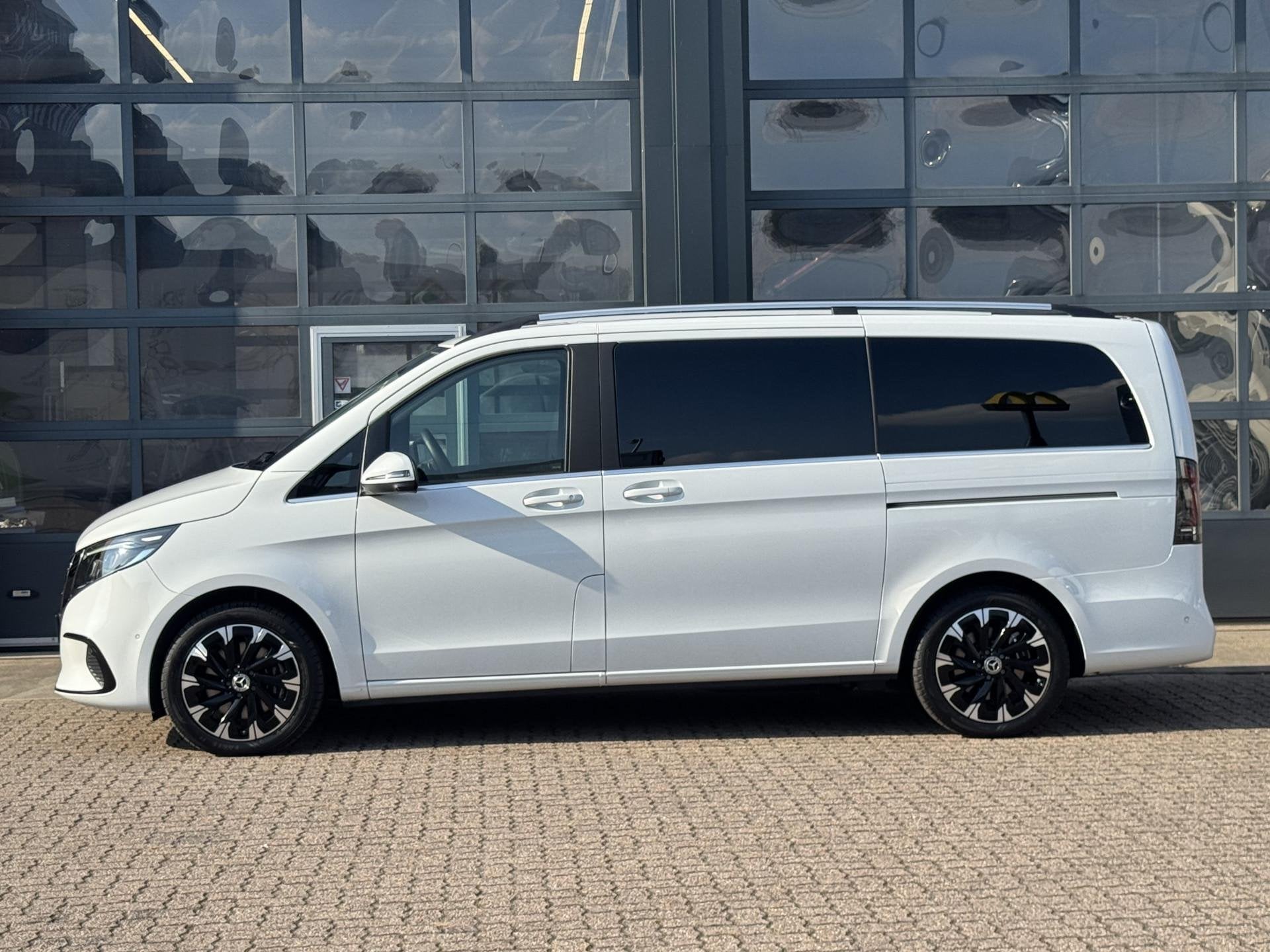 Mercedes-Benz V-Klasse V 220d L Avantgarde | Incl. BTW/BPM |, Auto's, Mercedes-Benz, Gebruikt, Zwart, Wit, Bedrijf