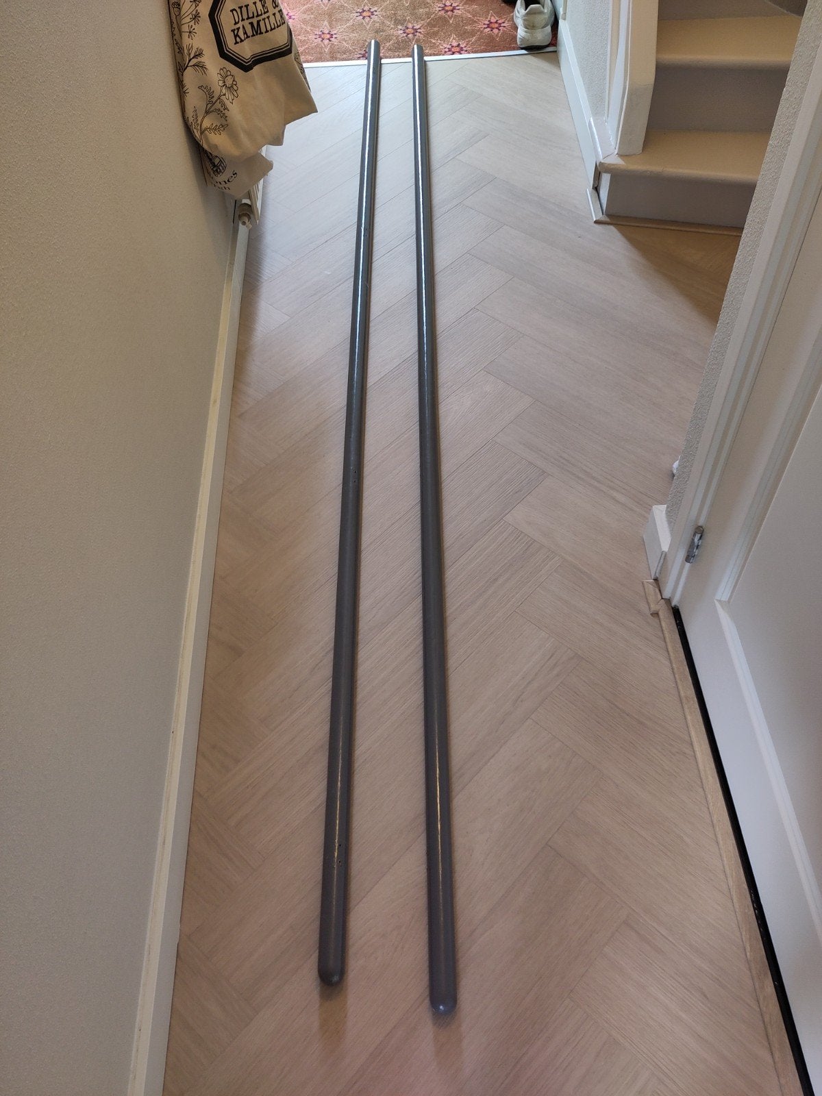 2x Grijze houten trapleuningen - 2,70m lang, Doe-het-zelf en Verbouw, Hout en Planken, Ophalen, Gebruikt, Overige typen, 250 tot 300 cm