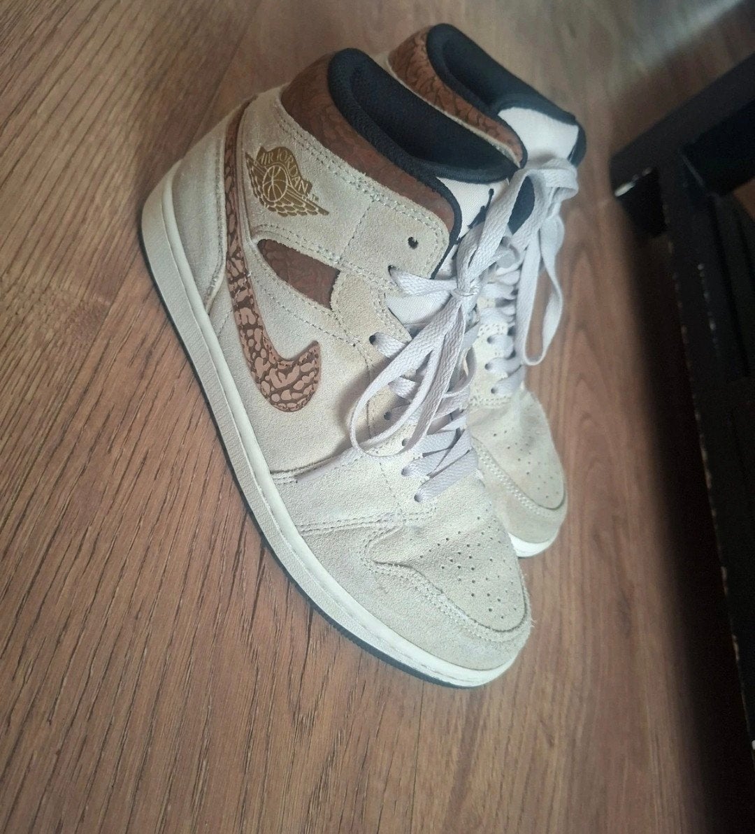 Nike air jordan 1 mid SE elephant, Ophalen, Zo goed als nieuw, Sneakers of Gympen