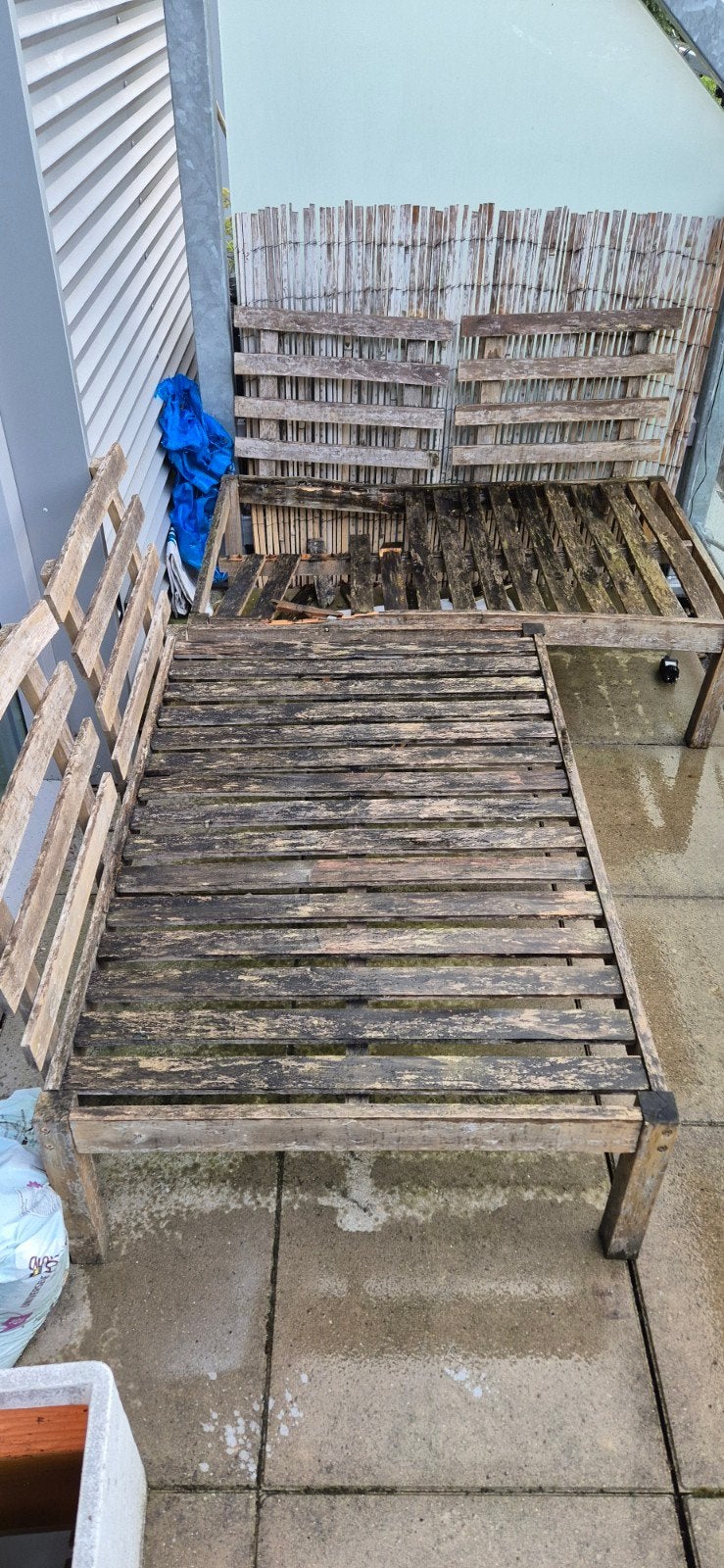 Gratis: 2 houten bankjes, een met schade, Ophalen, Gebruikt, Hout