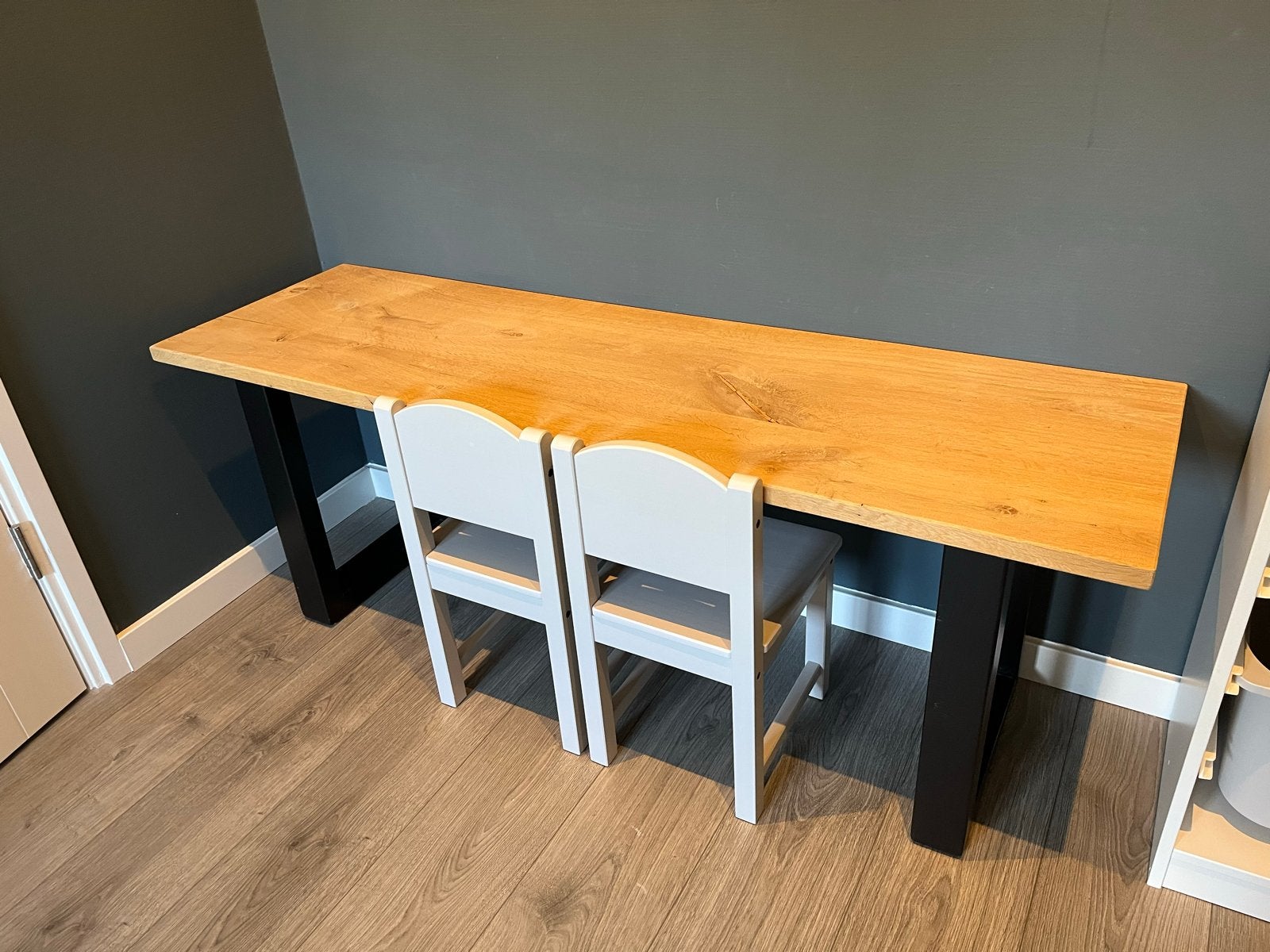Kindertafel, speeltafel, massief eiken blad met 2 stoeltjes, Ophalen, Zo goed als nieuw, Tafel(s) en Stoel(en)