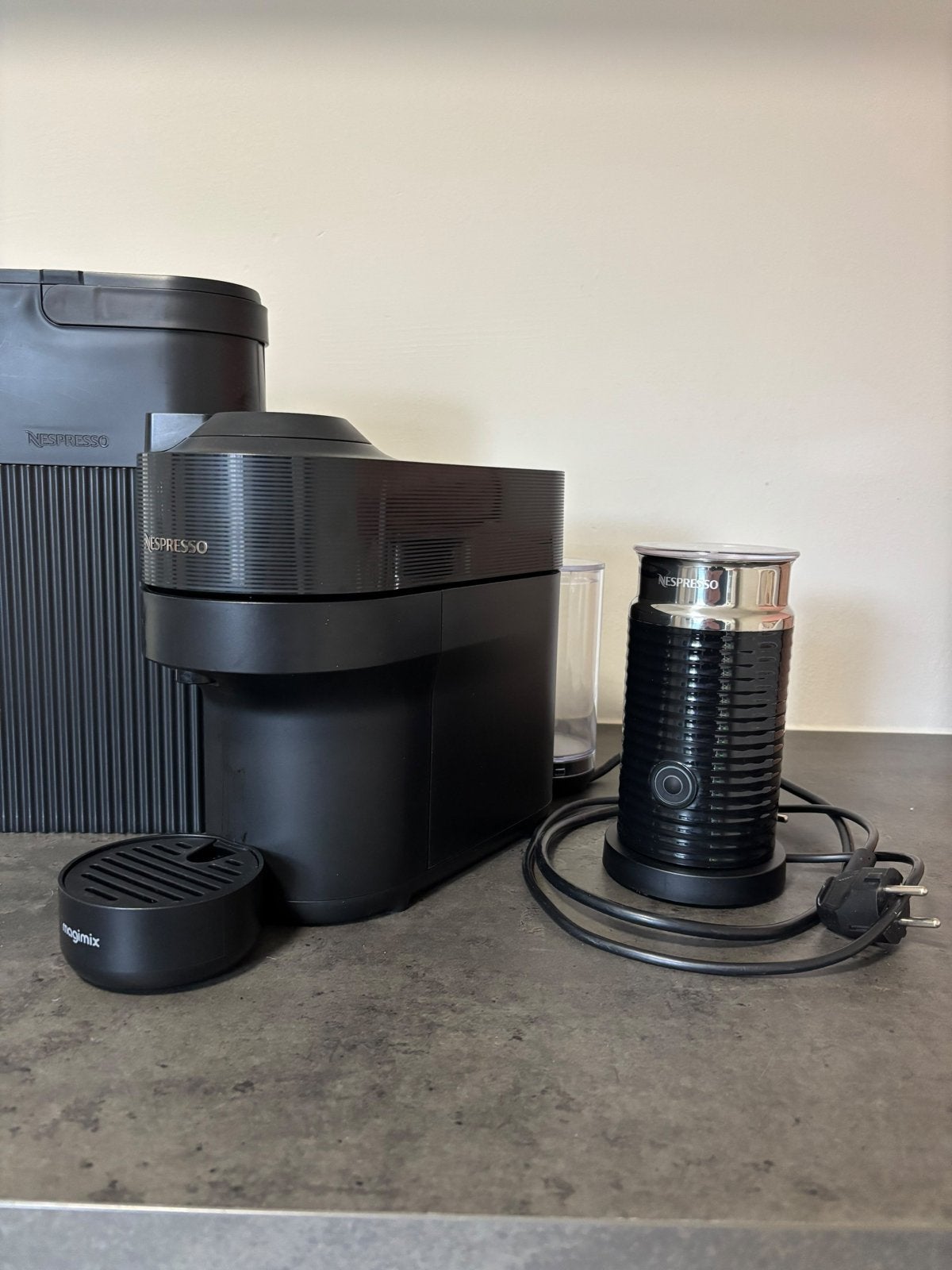 Nespresso Vertuo Pop met capsule container en melkopschuimer, Koffiepads en cups, Koffiemachine, Ophalen of Verzenden, Zo goed als nieuw