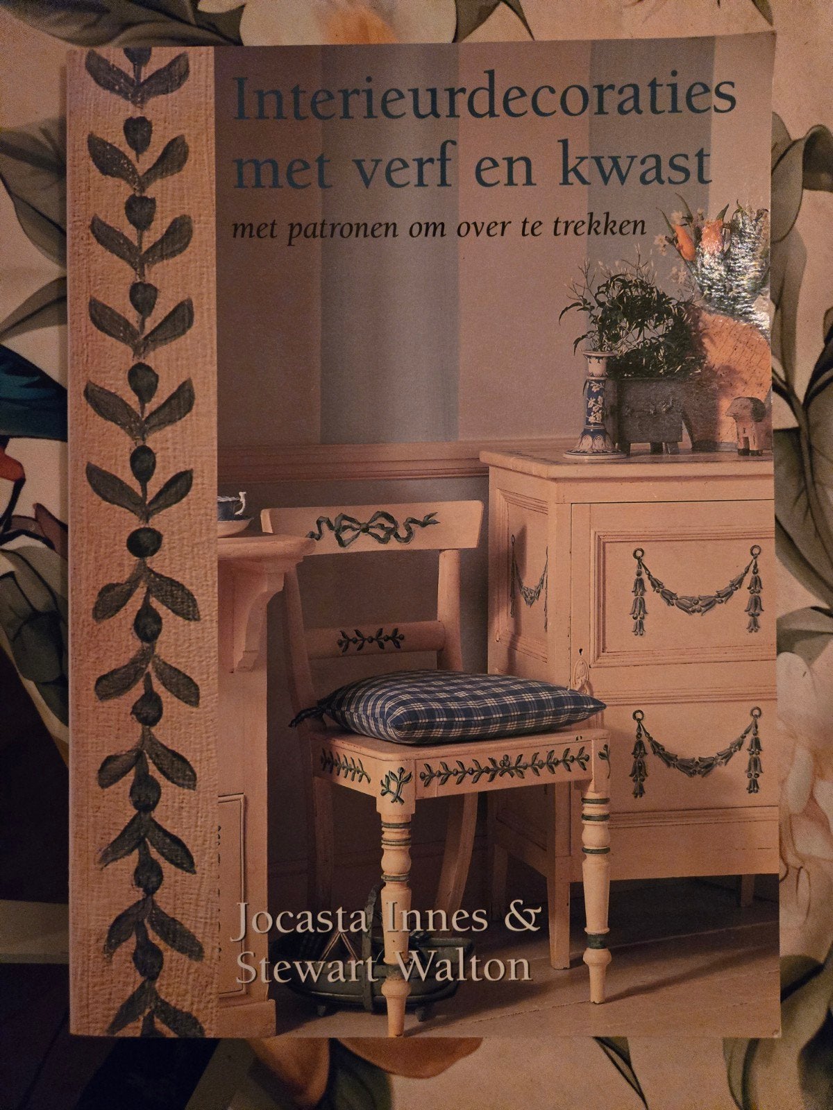Boek met sjablonen voor meubeldecoratie pimpen brocante, Ophalen of Verzenden, Zo goed als nieuw, Overige onderwerpen