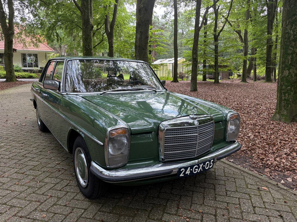 Mercedes-Benz 200 W115 /8 Nickelgrün (DB870) 1975 oldtimer, foto 3