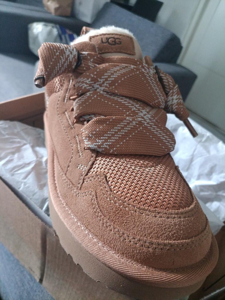 Nieuwe Ugg schoenen maat 39 - Ophalen in Hengelo OV, Ophalen, UGG, Beige, Nieuw
