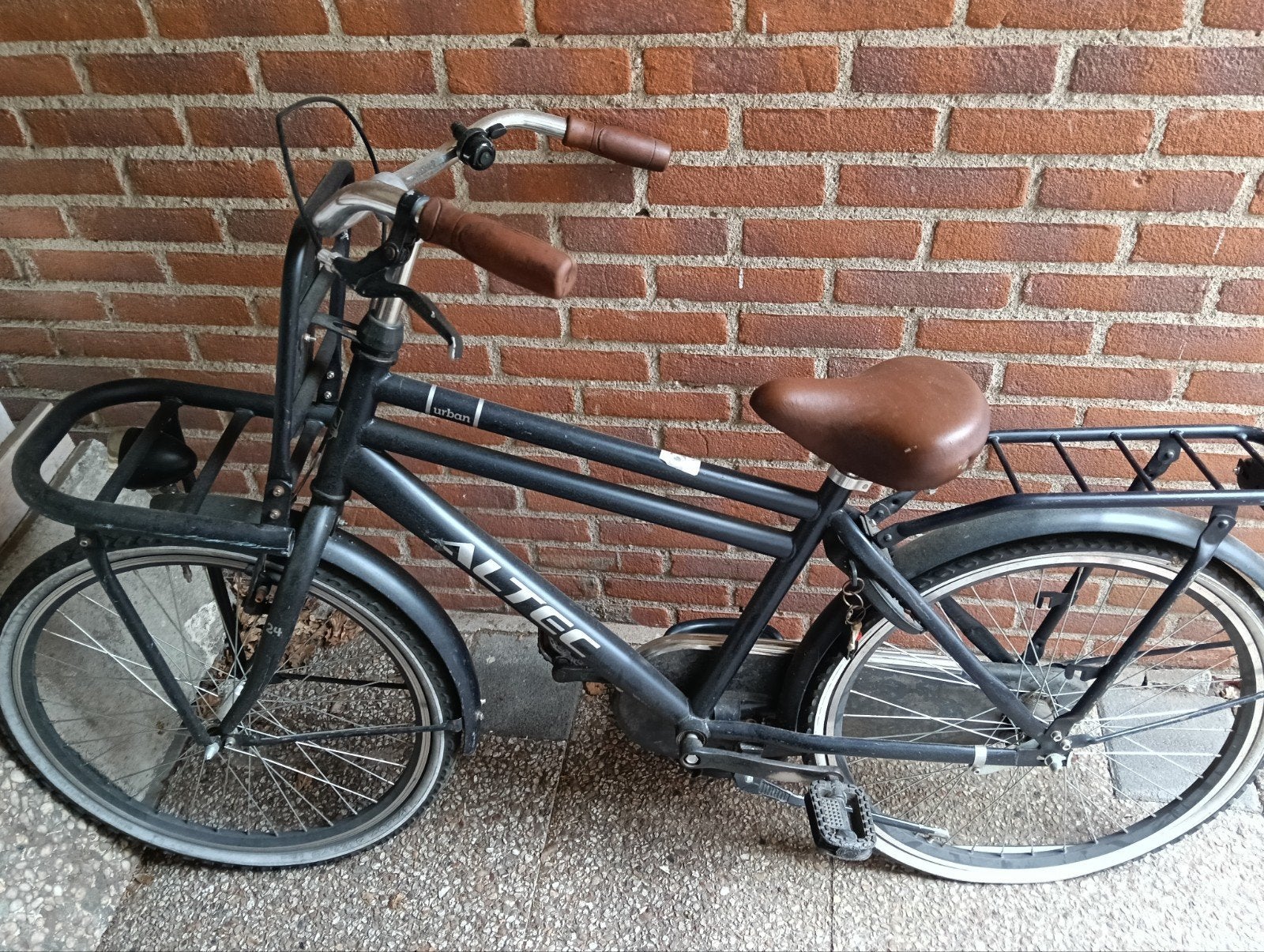 Zwarte Urban Altec 24 inch fiets - achterband lek, Fietsen en Brommers, Fietsen | Meisjes, Ophalen of Verzenden
