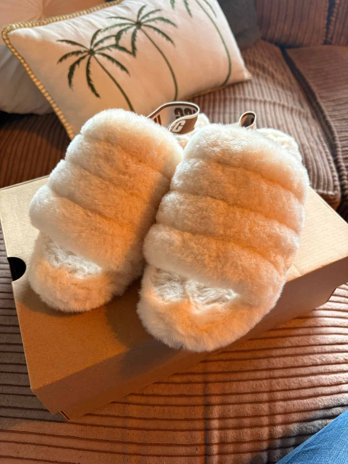 Ugg pantoffel maat 38, Kleding | Dames, Ophalen of Verzenden, Zo goed als nieuw, Bruin, Pantoffels of Sloffen