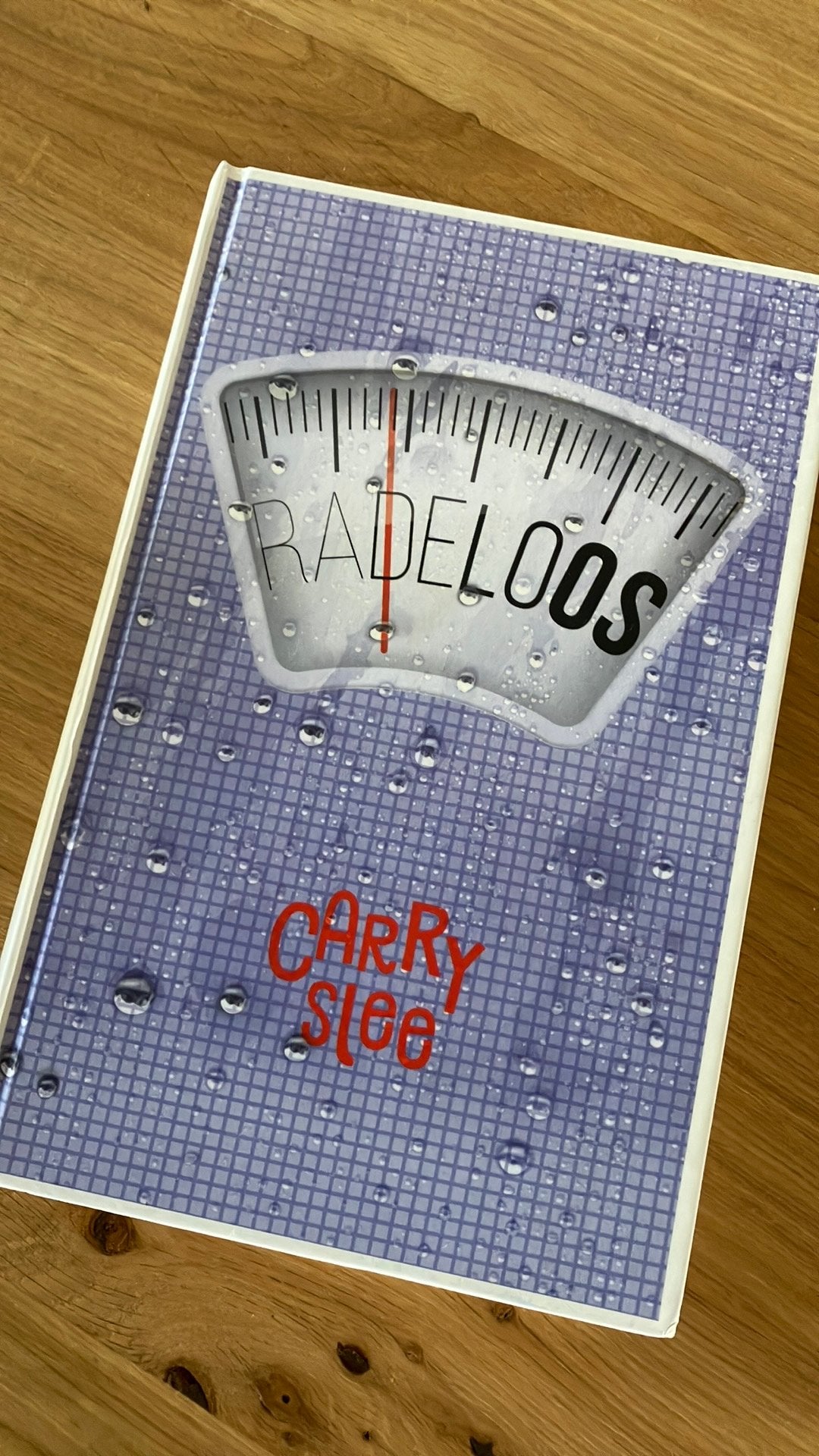 Carry Slee - Radeloos, Carry Slee, Ophalen of Verzenden, Zo goed als nieuw, Fictie