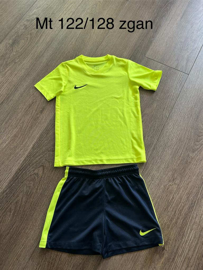 Nike kindersportset mt 122/128 izgst, Kinderen en Baby's, Kinderkleding | Maat 122, Ophalen of Verzenden, Zo goed als nieuw, Jongen of Meisje