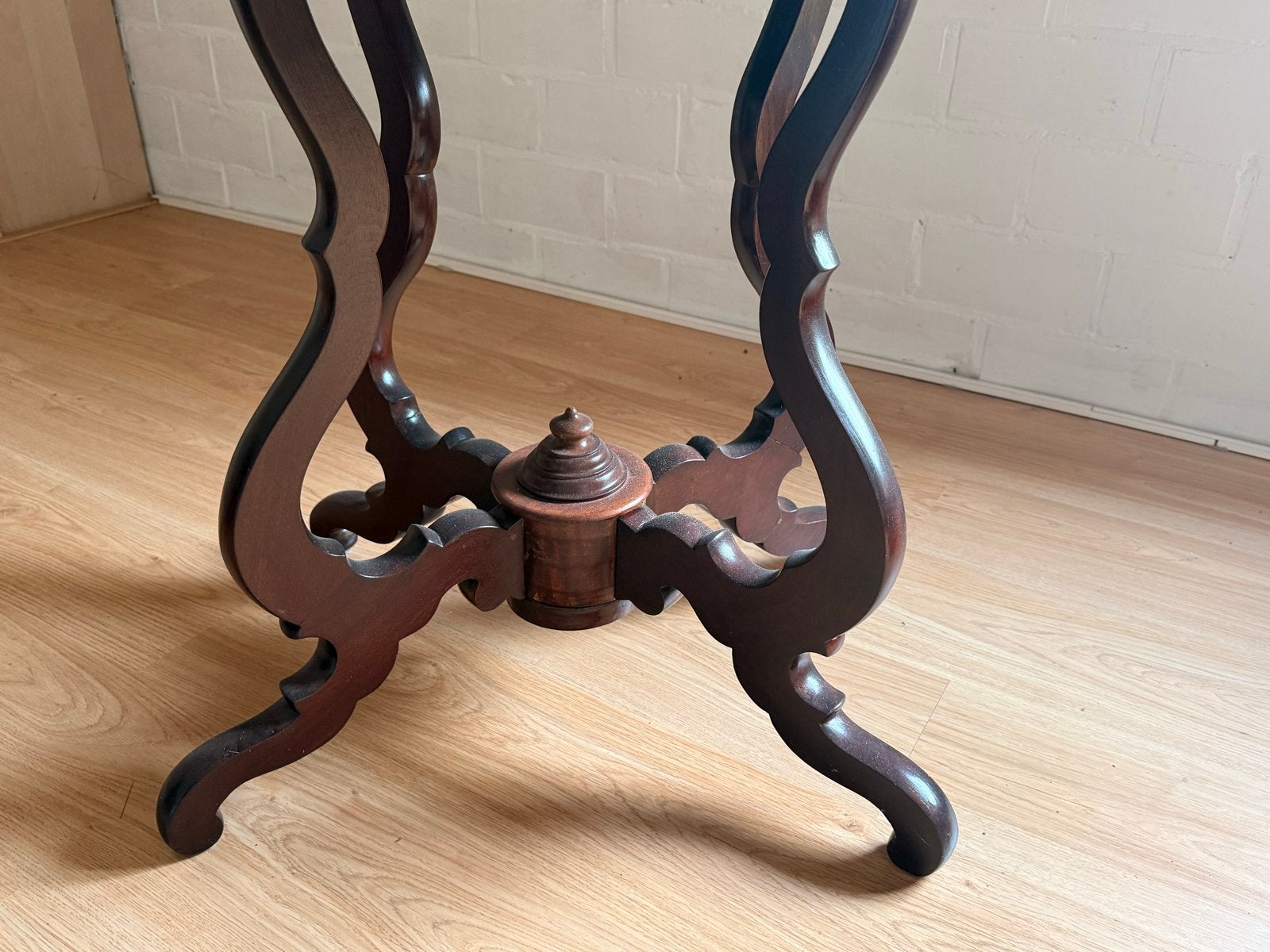 Antieke bijzettafel met sierlijk onderstel, Antiek en Kunst, Antiek | Meubels | Tafels, Ophalen
