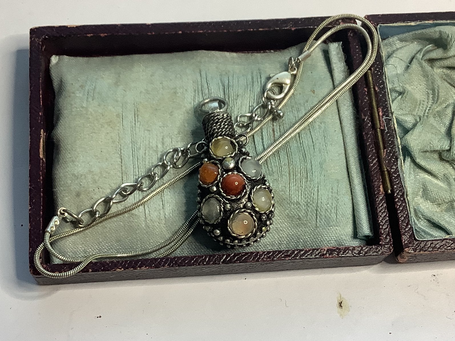 PARFUM FLESJE MET EDELSTEEN AAN KETTINKJE, Verzenden, Ketting, Met edelsteen