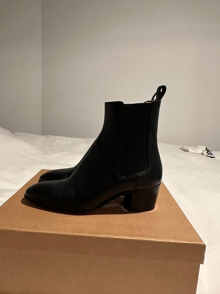 Louboutin laarsjes 37, Zwart, Lage of Enkellaarzen, Ophalen of Verzenden, Zo goed als nieuw