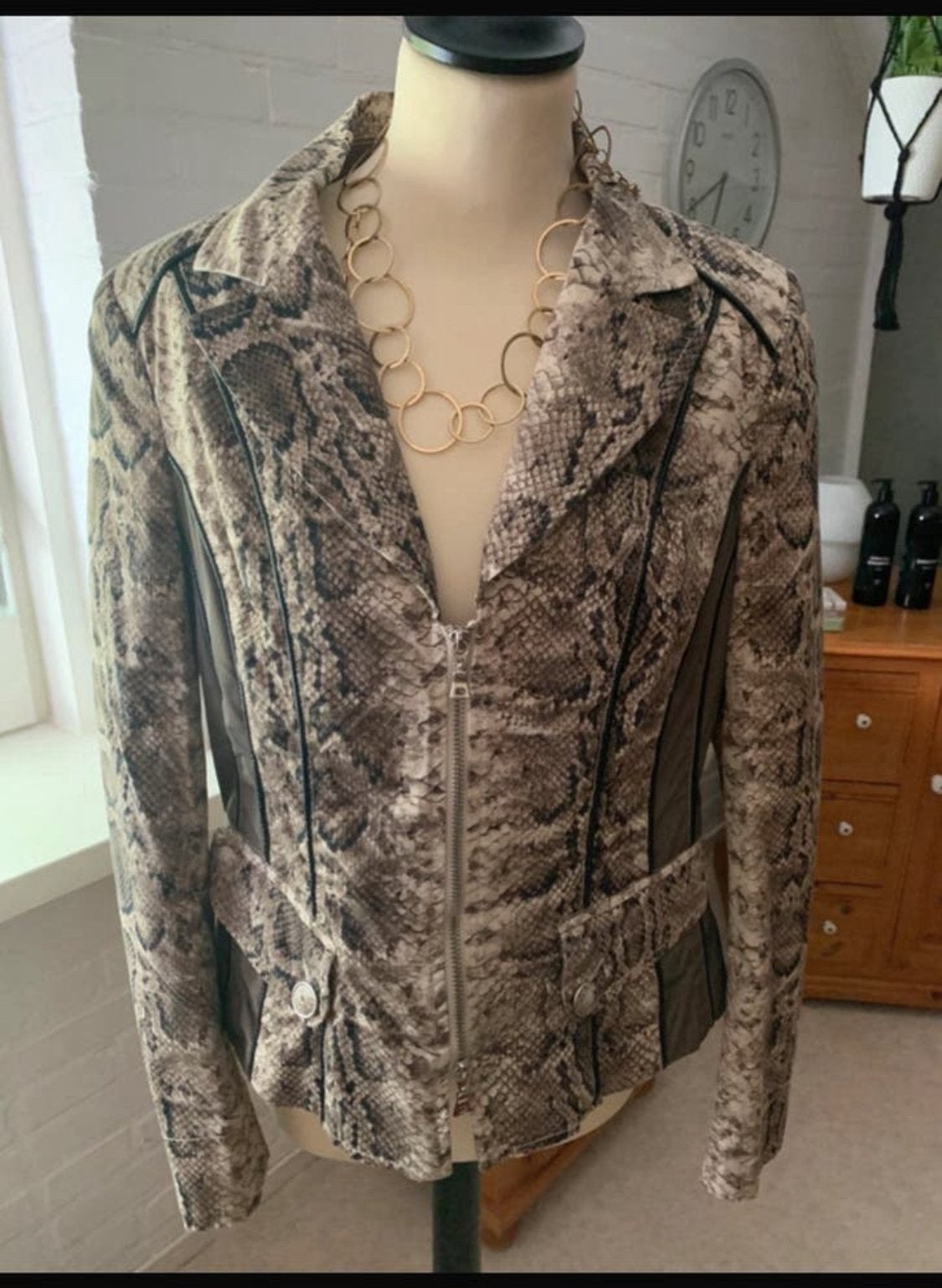Prachtige blazer met slangenmotief, Kleding | Dames, Ophalen of Verzenden, Zo goed als nieuw, Maat 38/40 (M)
