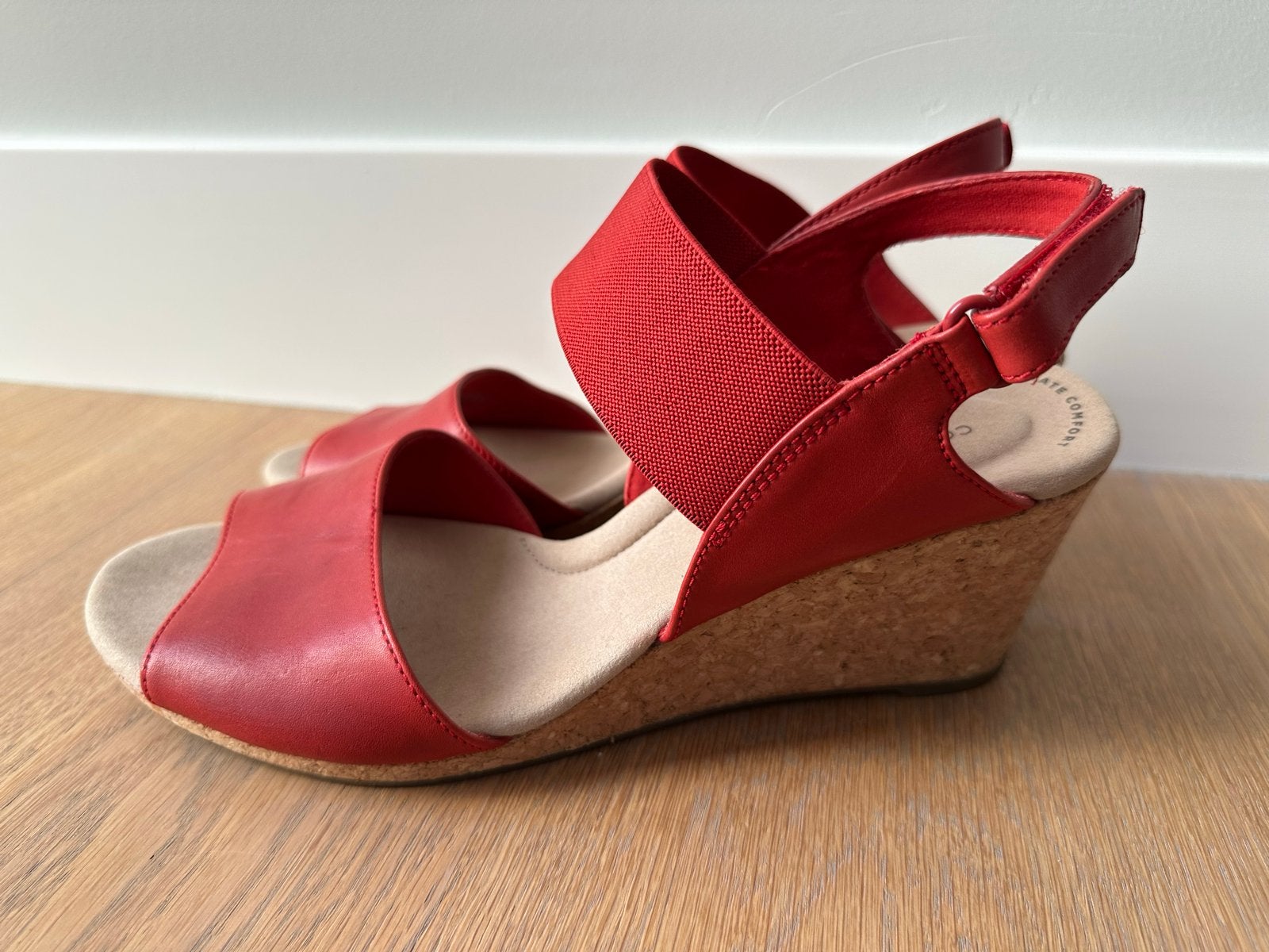 Rode Clarks sandalen met sleehak - Maat 41, Zo goed als nieuw, Rood, Sandalen of Muiltjes, Ophalen of Verzenden