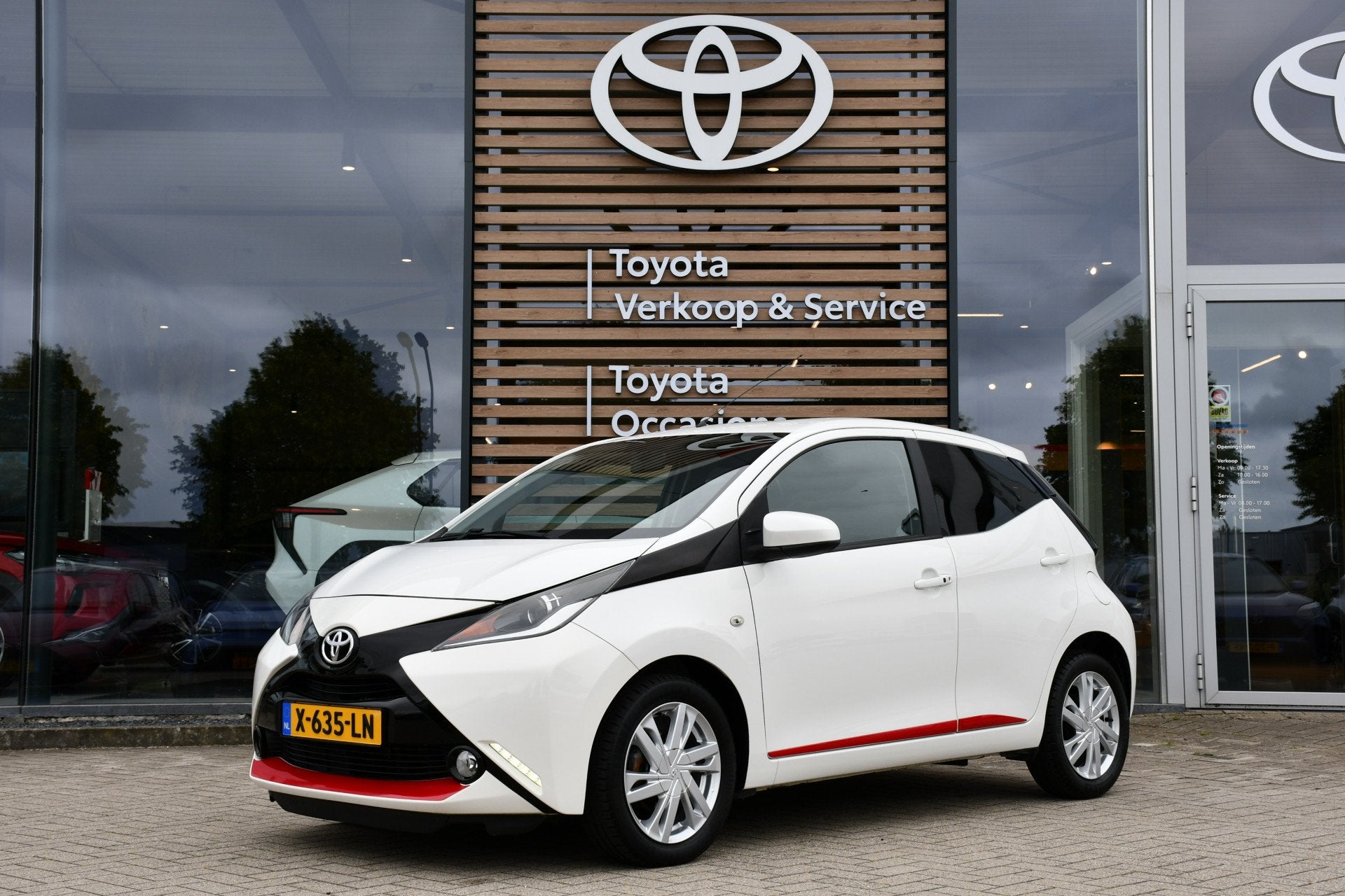 Toyota Aygo 1.0 VVT-i x-cite Automaat 5-deurs 69pk | Keyless, Stof, Gebruikt, Zwart, 4 stoelen