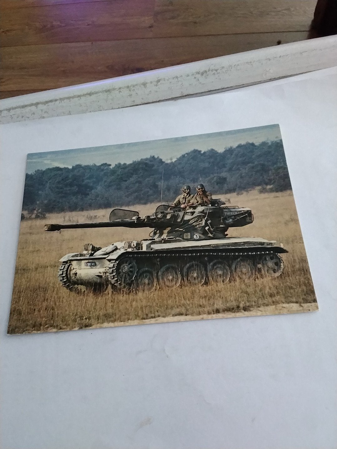 Ansichtkaart: Franse AMX 13 tank met bemanning, Ophalen of Verzenden
